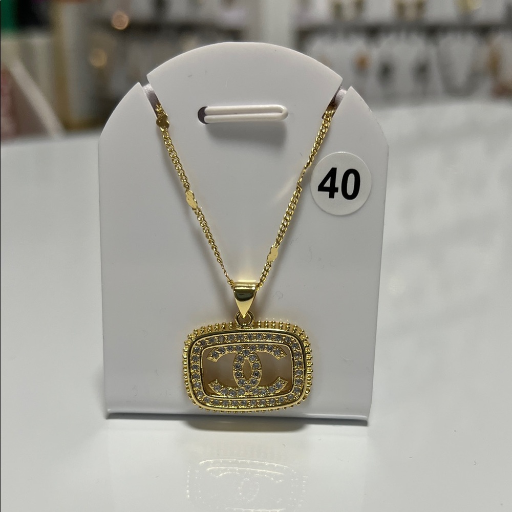 Elegant Gold Pendant Necklace